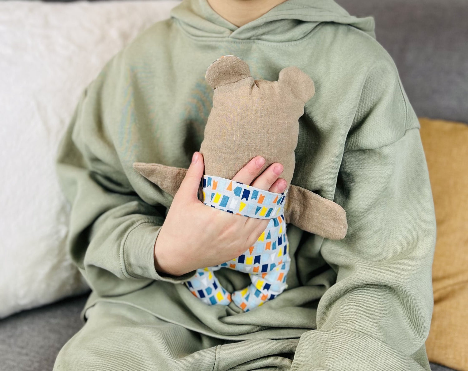 Weighted bears to relieve feelings of anxiety. Comes with a handle to easily carry. Handmade and personalized.